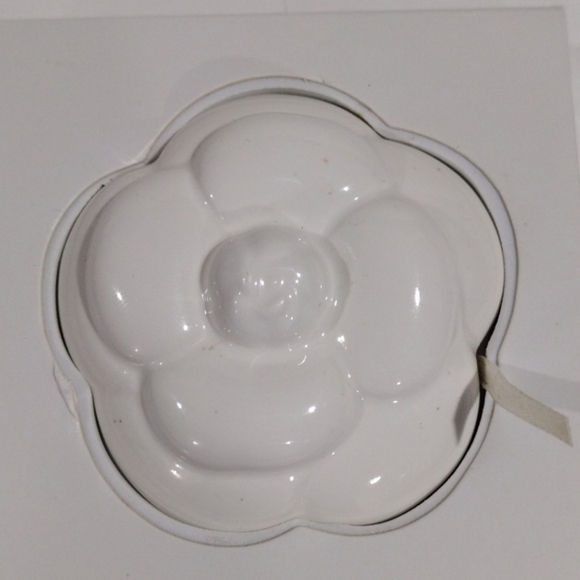 Ceramic Chanel flower NIB - Picture 4 of 5